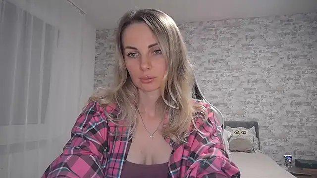 Snapshot of AlissonBia chatting on October 9, 2025, 8:31 pm AlissonBia online show from October 9, 2025, 8:31 pm