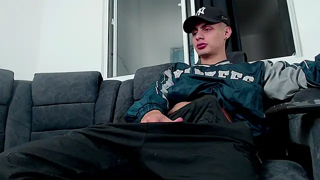 Stiven CL online show from October 23, 2025, 4:55 am