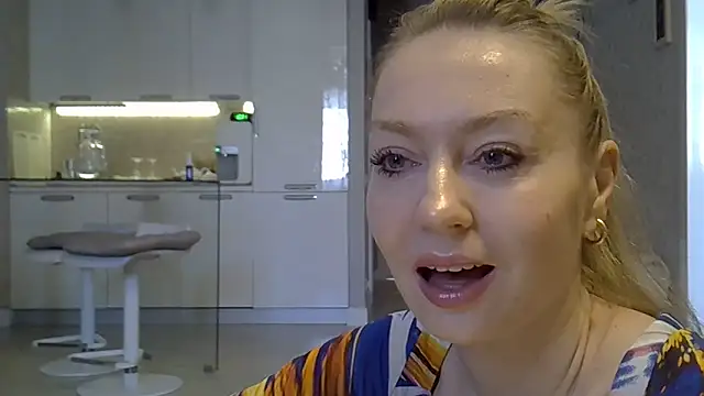 ZarinaSwift online show from February 25, 2026, 4:34 am