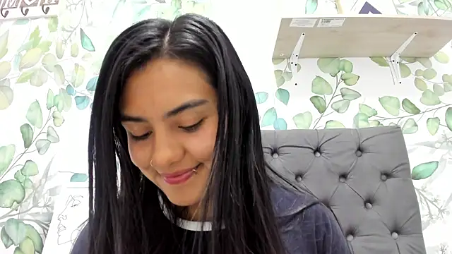 atilanadiaz7 online show from October 29, 2025, 5:23 pm