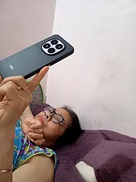 Hotestlove online show from April 6, 2026, 11:28 pm