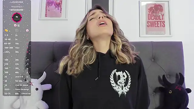 Snapshot of IsadoraGalle_ chatting on February 22, 2026, 9:49 pm IsadoraGalle online show from February 22, 2026, 9:49 pm