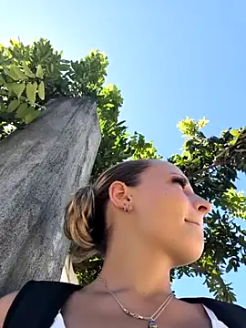 emma4xxx online show from April 4, 2026, 8:59 pm