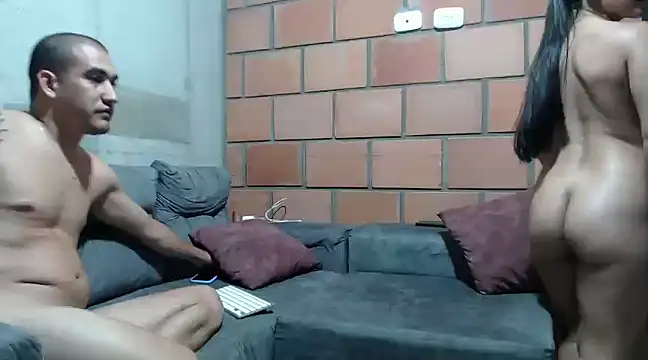 Snapshot of tom_and_lazzie chatting on February 13, 2025, 5:26 am tom and lazzie online show from February 13, 2025, 5:26 am