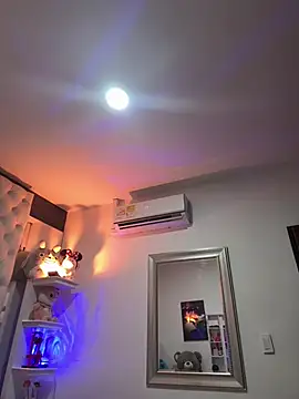 Snapshot of ZarahEvans chatting on February 13, 2025, 10:54 pm ZarahEvans online show from February 13, 2025, 10:54 pm