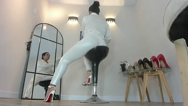 solsmithxx online show from March 4, 2026, 7:32 pm