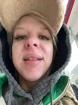 Snapshot of LikaCat chatting on October 23, 2025, 5:06 am LikaCat online show from October 23, 2025, 5:06 am