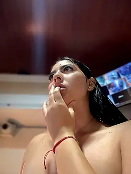 MarianaBenz online show from June 28, 2026, 12:39 am