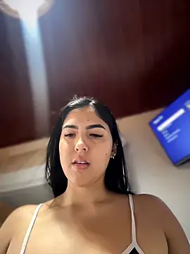 MarianaBenz online show from April 25, 2026, 12:13 am
