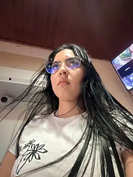 MarianaBenz online show from October 26, 2025, 9:15 pm