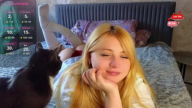 Snapshot of shy_blondiee chatting on March 8, 2025, 12:52 pm shy blondiee online show from March 8, 2025, 12:52 pm