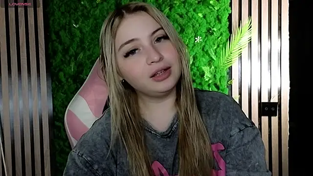 Snapshot of shy_blondiee chatting on October 29, 2025, 11:03 pm shy blondiee online show from October 29, 2025, 11:03 pm