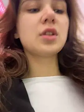 QuitieLia online show from December 14, 2025, 9:37 am