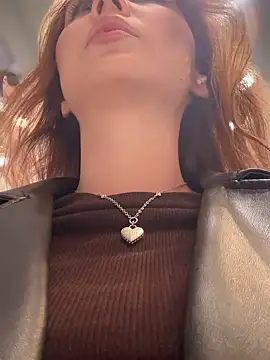 QuitieLia online show from November 19, 2025, 8:14 am