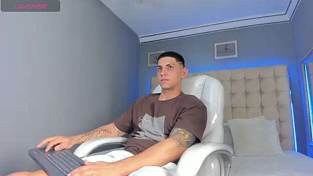 Alex cute77 online show from September 24, 2025, 12:33 pm