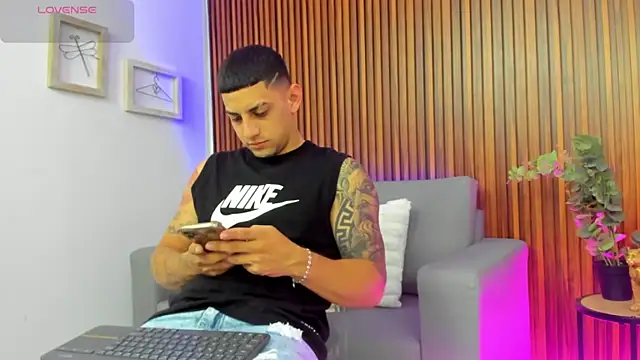Alex cute77 online show from May 12, 2026, 11:38 am