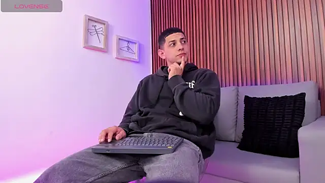 Alex cute77 online show from April 8, 2026, 12:17 pm