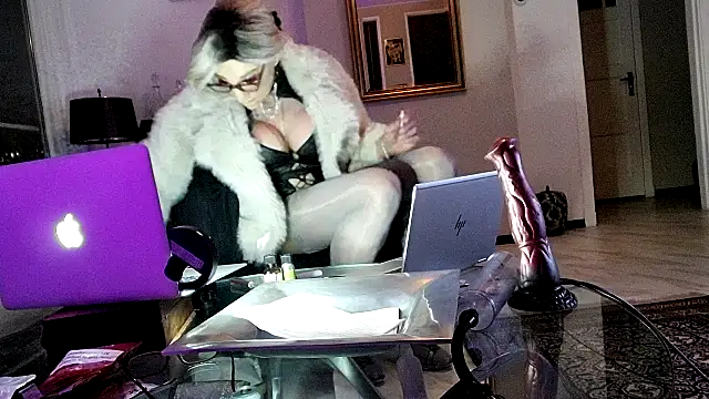 Snapshot of CharlotteVixxens chatting on November 6, 2025, 8:46 pm CharlotteVixxens online show from November 6, 2025, 8:46 pm