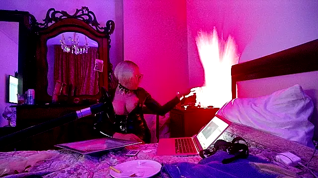 Snapshot of CharlotteVixxens chatting on October 2, 2025, 11:52 pm CharlotteVixxens online show from October 2, 2025, 11:52 pm