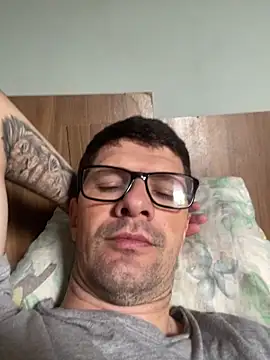 Snapshot of Juliano2289 chatting on April 7, 2026, 3:58 pm Juliano2289 online show from April 7, 2026, 3:58 pm