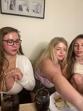 Snapshot of AurorHarris chatting on December 12, 2024, 5:15 pm AurorHarris online show from December 12, 2024, 5:15 pm