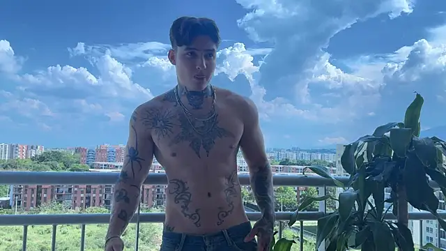 dantecoppolaa  online show from April 22, 2026, 7:42 pm