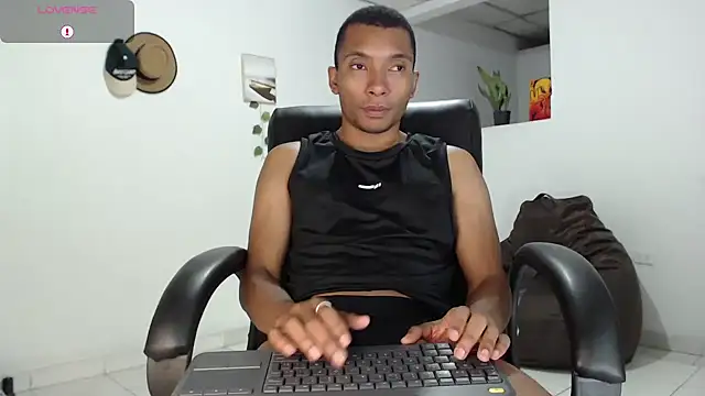Snapshot of Aaronblack1_ chatting on September 18, 2025, 8:39 am Aaronblack1 online show from September 18, 2025, 8:39 am