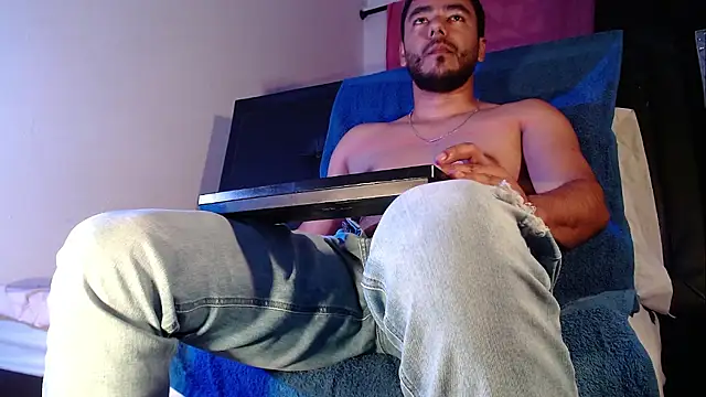 Tommhot online show from November 12, 2025, 7:51 pm