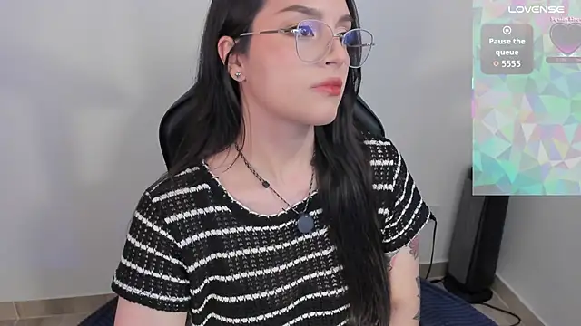 anaveleeez online show from June 25, 2026, 11:43 pm