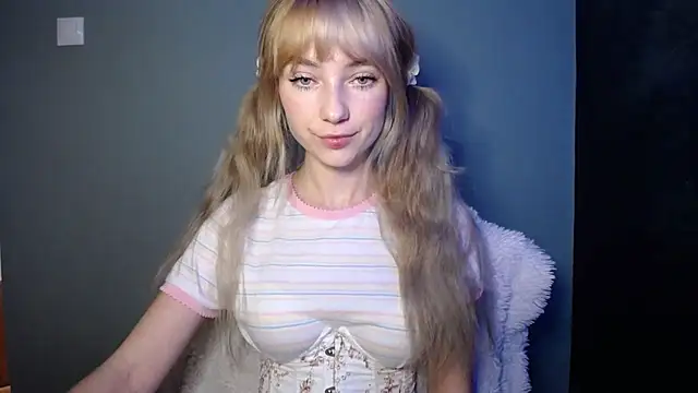 LuciaYoung online show from November 5, 2025, 7:33 am