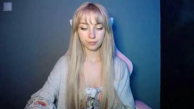 LuciaYoung online show from April 17, 2026, 6:11 pm