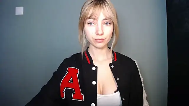 LuciaYoung online show from February 12, 2026, 7:41 am