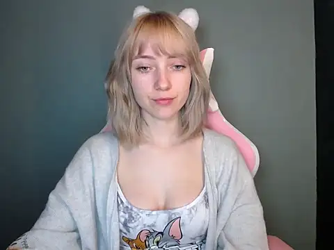 LuciaYoung online show from April 7, 2026, 6:10 pm