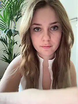 Snapshot of MaribelRiver chatting on February 18, 2026, 3:19 pm MaribelRiver online show from February 18, 2026, 3:19 pm