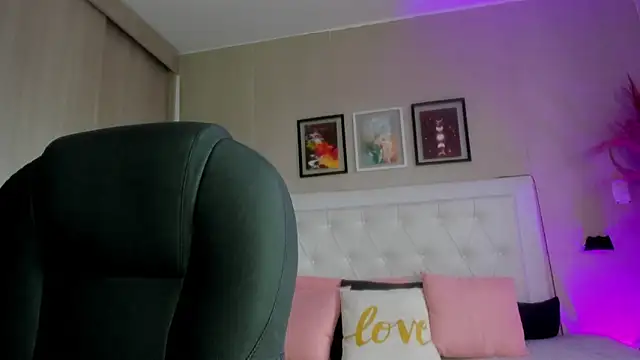 emma  smith1 online show from March 7, 2026, 12:32 pm