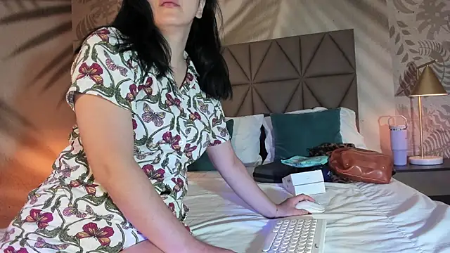 LIAH IZUMI online show from October 2, 2025, 10:29 am