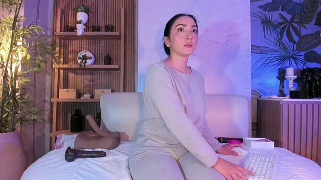 LIAH IZUMI online show from February 9, 2026, 12:58 pm