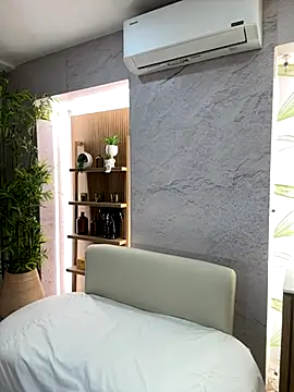 LIAH IZUMI online show from October 11, 2025, 10:49 am