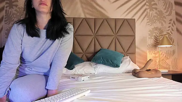 LIAH IZUMI online show from October 3, 2025, 10:50 am