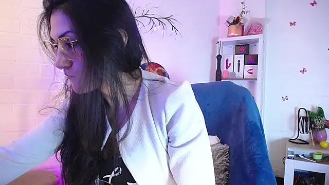 Rapunzeell  online show from September 14, 2025, 1:44 pm