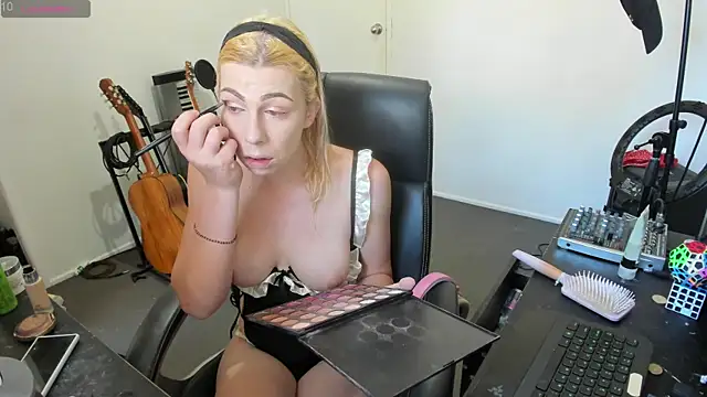 Snapshot of Ts-lucy-lux chatting on October 3, 2025, 9:38 pm Ts-lucy-lux online show from October 3, 2025, 9:38 pm