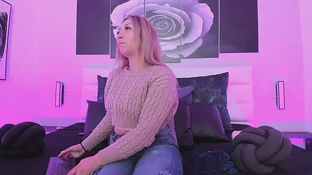 Snapshot of isabella_simons chatting on November 21, 2025, 2:32 am isabella simons online show from November 21, 2025, 2:32 am