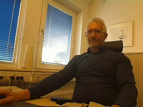 Snapshot of tom-swede chatting on July 27, 2026, 2:13 pm tom-swede online show from July 27, 2026, 2:13 pm