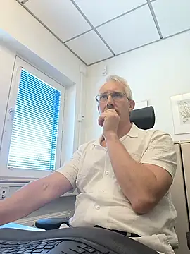 Snapshot of tom-swede chatting on July 21, 2026, 10:27 am tom-swede online show from July 21, 2026, 10:27 am