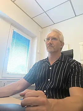 Snapshot of tom-swede chatting on August 4, 2026, 2:32 pm tom-swede online show from August 4, 2026, 2:32 pm