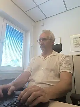 Snapshot of tom-swede chatting on July 24, 2026, 1:29 pm tom-swede online show from July 24, 2026, 1:29 pm