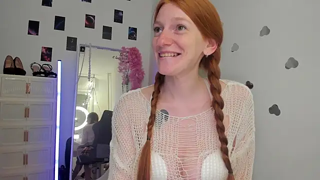 Aliceginger99 online show from May 19, 2026, 1:29 pm