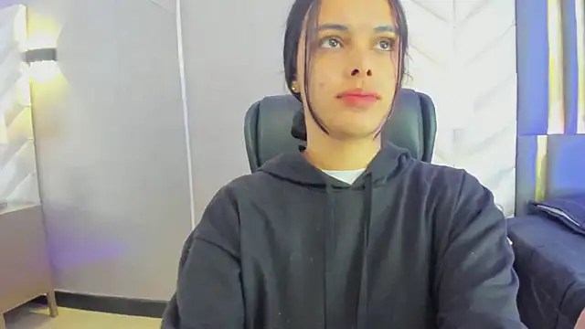 ChloeHarper  online show from April 10, 2026, 11:39 am