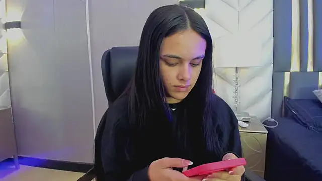 ChloeHarper  online show from April 14, 2026, 11:48 am