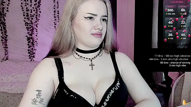 strawberry elfcat online show from April 30, 2026, 3:02 am